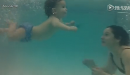 小嬰兒水下潛泳萌哭網友 國外網站點擊2000萬的視頻