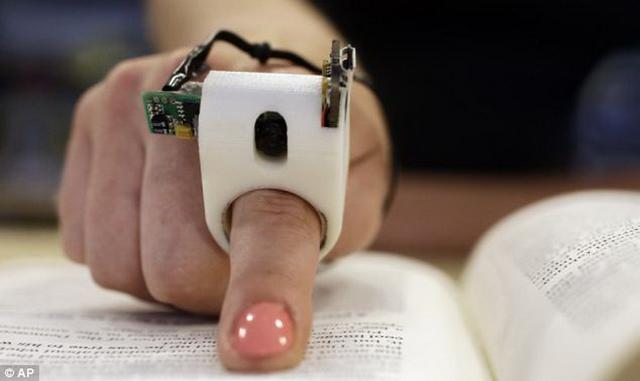科學家發明手指閱讀器 閉著眼睛也能讀書