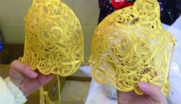金店請美女穿價值百萬的純金打造的「黃金內衣」展示