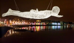 藝術家打造「透明人」飛行瑞士上空
