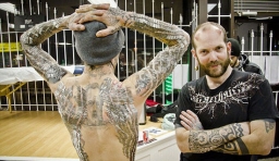 加拿大男子全身穿刺4550根紋身針破世界紀錄(圖)