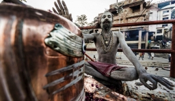 骨灰塗臉，與屍體為伴：攝影師走進讓印度籠罩恐懼的 「食屍族」