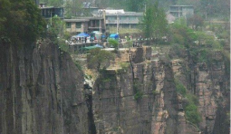 世界上最危險的村莊，海拔1700米的高度,四面都是懸崖峭壁！