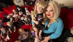 英婦女嗜好收藏恐怖模擬玩具娃娃