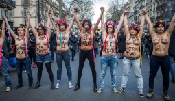 法國女權運動者半裸遊行 紀念合法墮胎40年