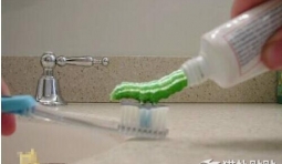 麻麻，今天的牙膏有點恐怖 我怕怕！！