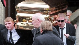 愛爾蘭黑幫老大被裝在黃金棺材下葬