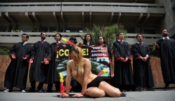 哥倫比亞美女裸體示威抗議鬥牛活動