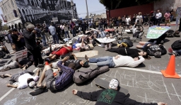 洛杉磯民眾「躺屍」示威 抗議警察射殺流浪漢