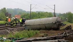 德國一列火車撞上糞車 致2死20傷