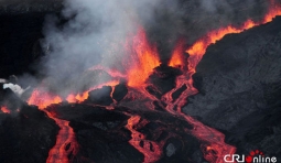 法國火山噴發 火紅熔岩噴薄而出